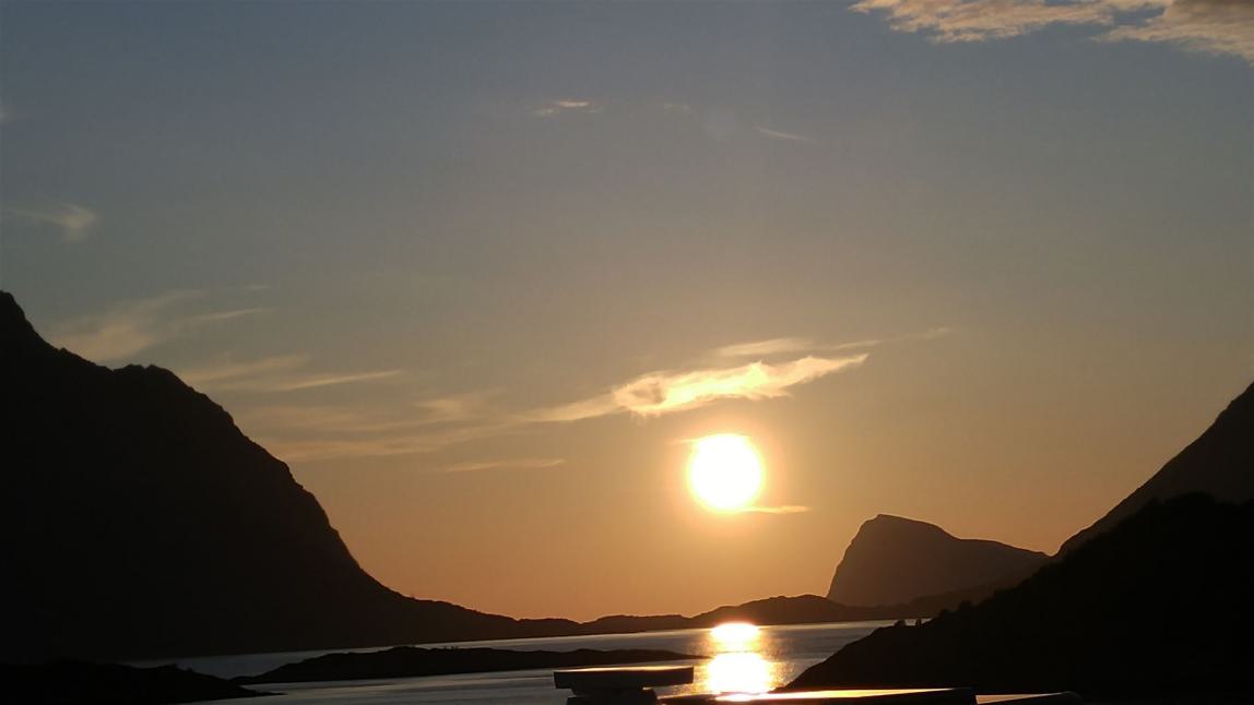 Aus dem Dachzelt heraus genoß meine Frau ihre zweite Mittsommernacht hintereinander. Was soll man auch sonst machen, wenn man nicht schlafen kann. Die Sonne war genau zwischen den Bergen auf ihrem tiefsten Stand. Wunderbar!