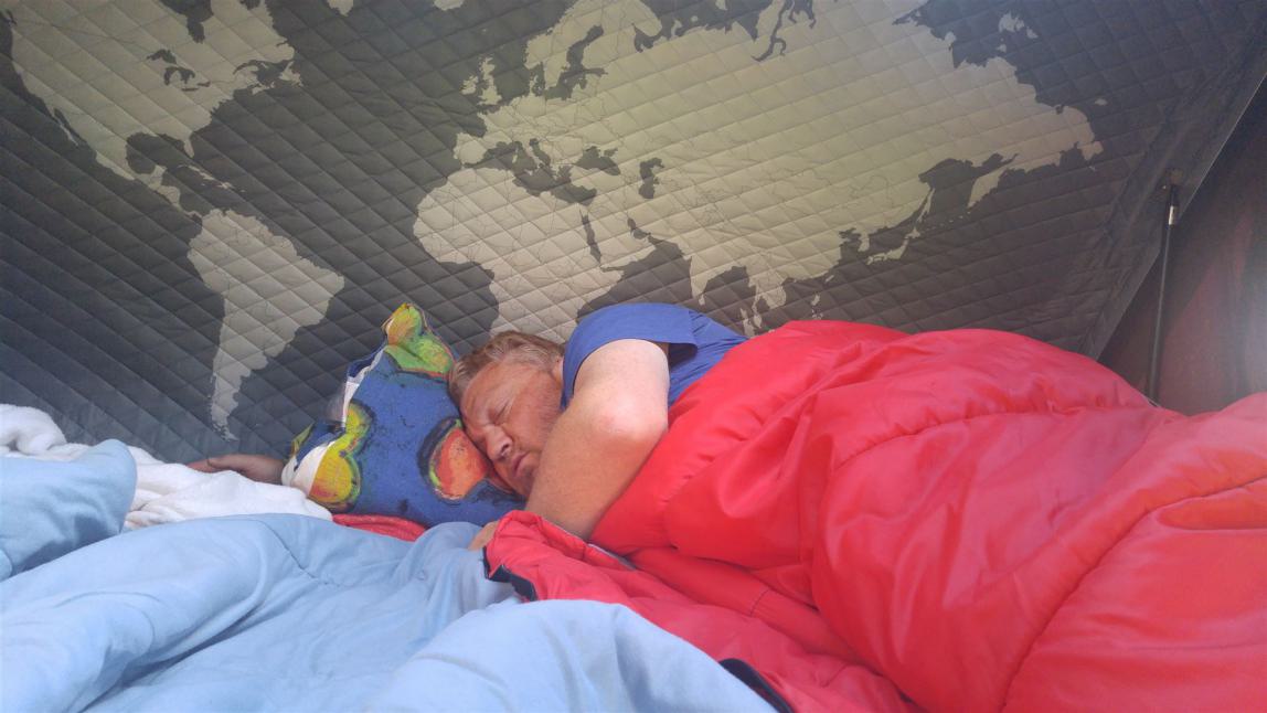 Die Sonne schien auf unser Zelt am Morgen und ich hatte von der letzten Nordkapnacht einiges nachzuholen. Es war so gemütlich.