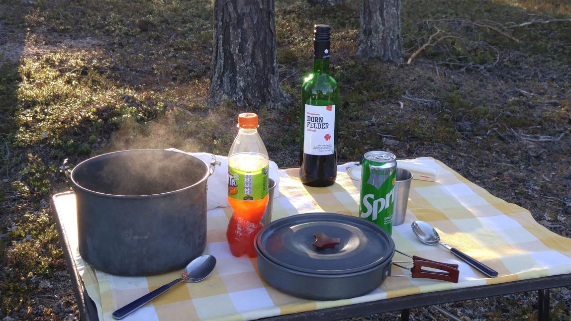 So lässt es sich am Abend leben. Sprite gegen den Durst und ein Rotwein zum genießen. Da kann die Nacht kommen.